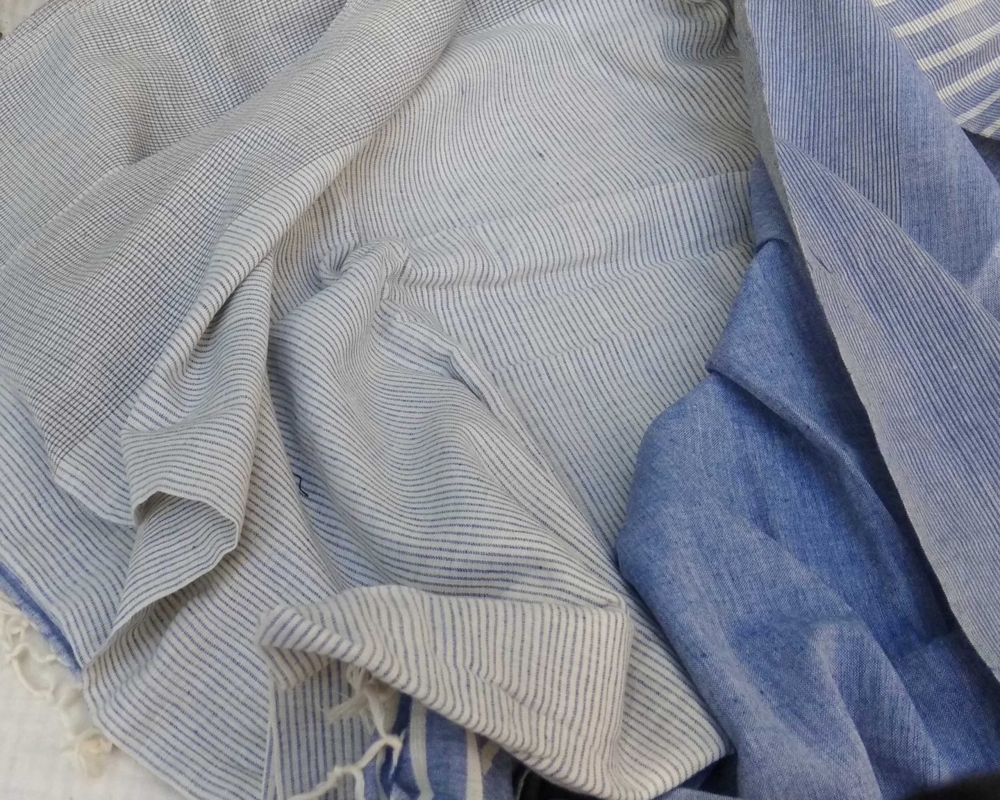 https://baragaonweaves.com/wp-content/uploads/2020/08/white-saree-collection-blue-handloom.jpg
