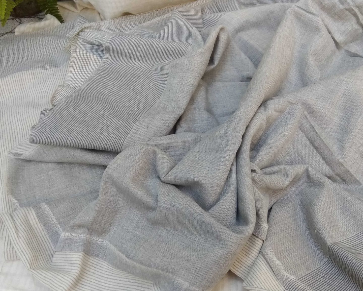 https://baragaonweaves.com/wp-content/uploads/2020/08/white-saree-collection-grey-handloom.jpg